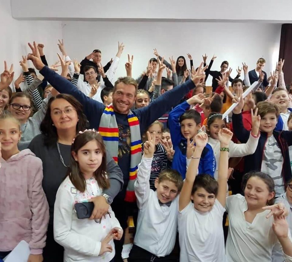 0 Alături de copiii Școlii Gimnaziale Elena Farago din Craiova – Mândria de a fi român